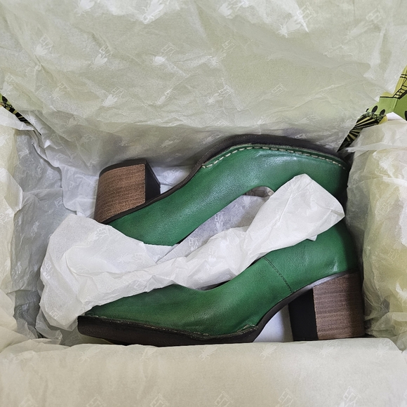 New Fly London Bery104fly Pumps, green, size US 10 - Picture 14 of 17